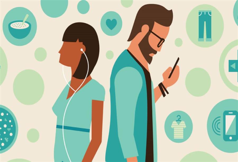 صورة بنت تشاهد اللابتوب