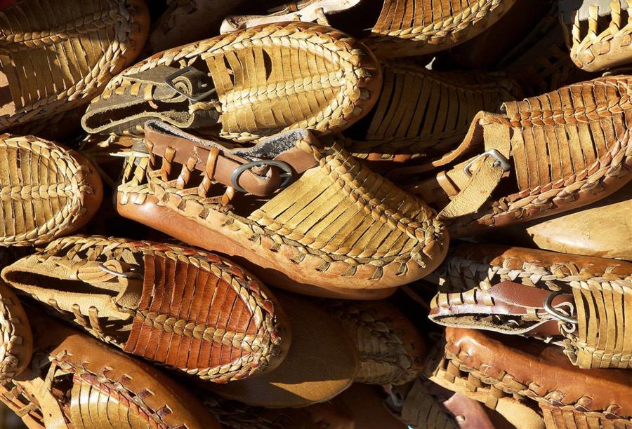 الأحذية التقليدية المغربية .. وقارٌ للرجال وأناقة للنساء