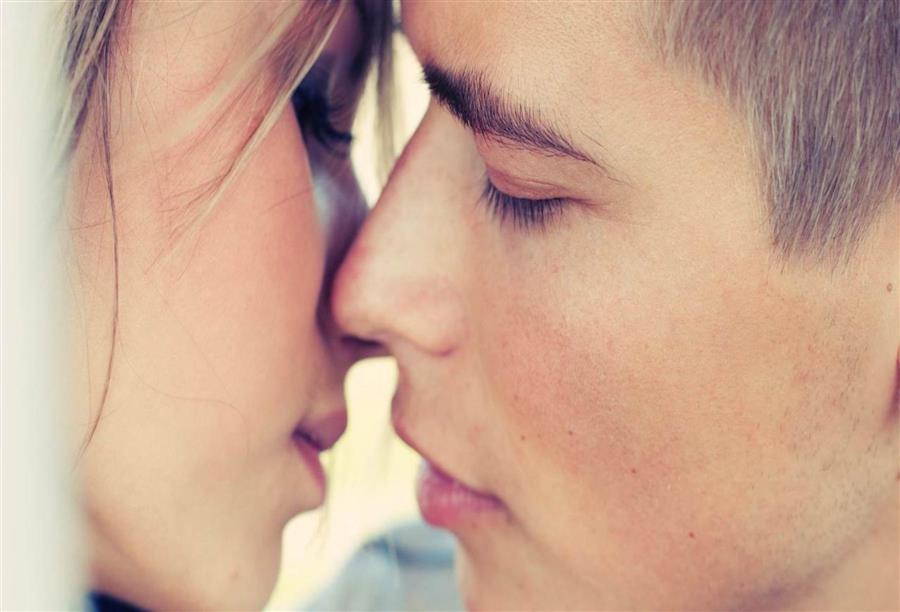 كيف تشعر أن القبلة التي تقبلها لزوجتك هي الأولى منك لها ؟