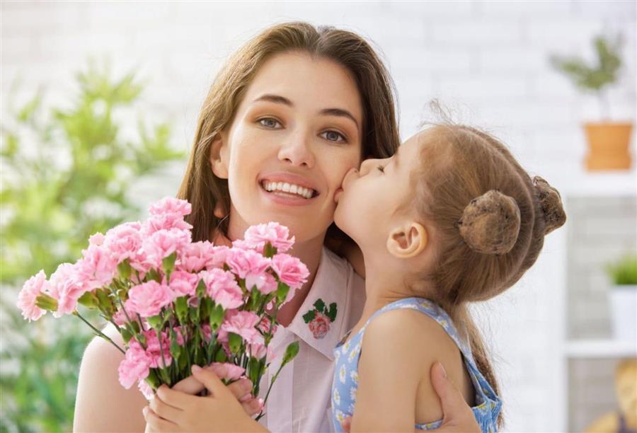 احتفالات عيد الأم عبر العالم كالزهور مختلفة الألوان والرحيق