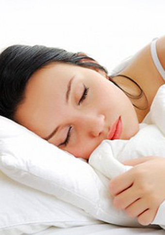 كيف تحصلين علي بشرة أفضل أثناء النوم؟