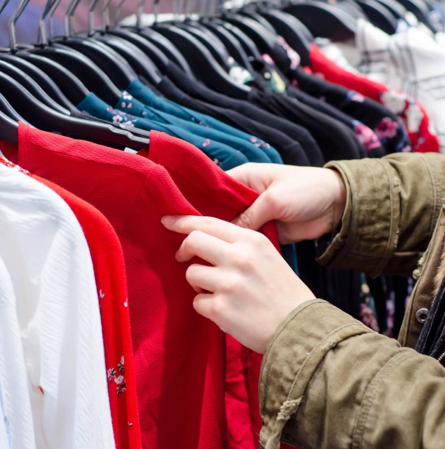 البريطانيات تنفقن 84 ألف استرليني لشراء الملابس .. ومع ذلك يشتكين من قلة الملابس