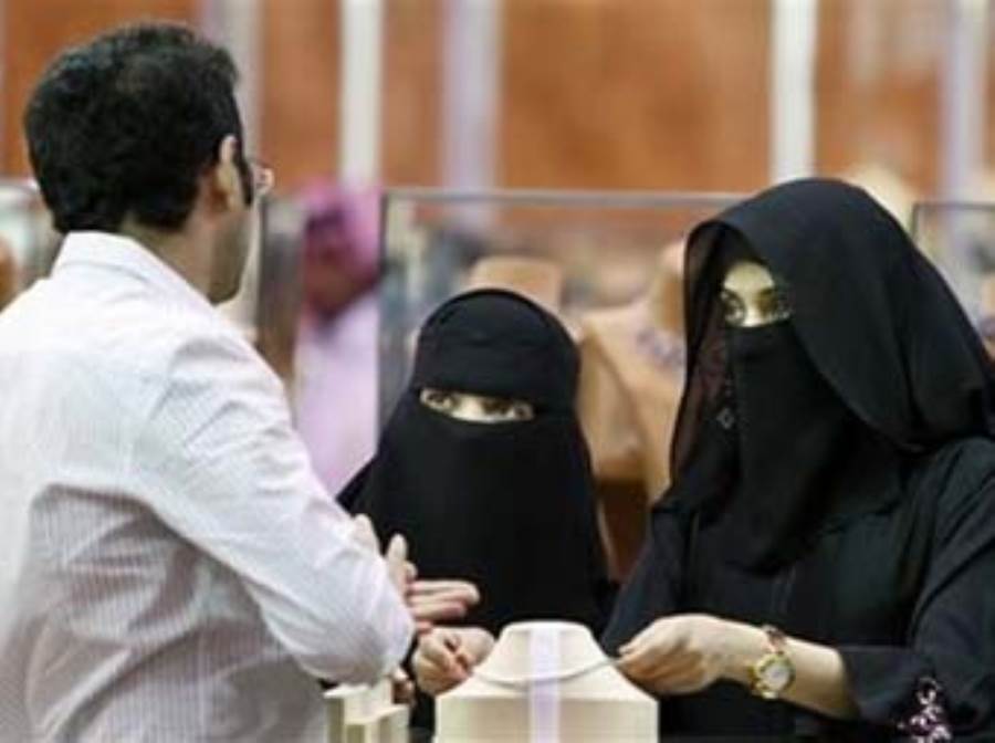 معلمة سعودية تشترط على خطيبها أن يتزوج من صديقتيها