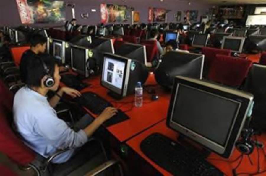  شاب صينى يعيش شهرين فى مقهى إنترنت بحثاً عن وظيفة 