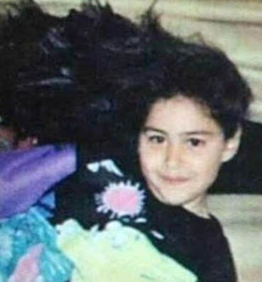 صورة منة شلبى فى طفولتها تشعل انستجرام