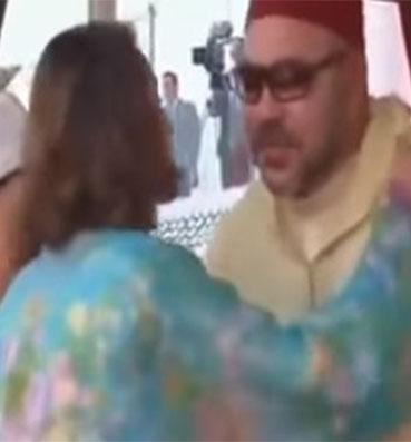 شاهد .. رد فعل ملك المغرب على امرأة حاولت تقبيله
