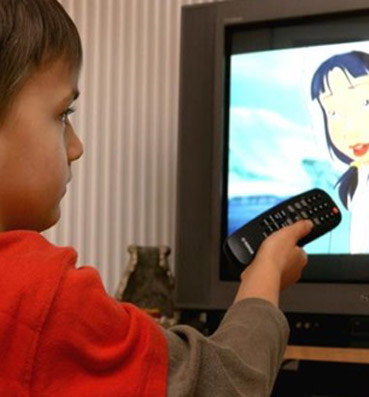 احترسى .. جلوس طفلك أمام التليفزيون يؤثر على نموه
