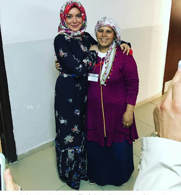 بالصورة .. بعد أن تلقت القرآن هدية سابقاً النجمة الأميركية ليندسي لوهان مرتدية الحجاب في تركيا