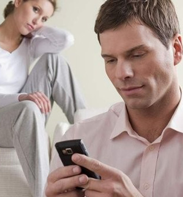 8 تصرفات انتبهى لها .. مؤشر لخيانة زوجك 