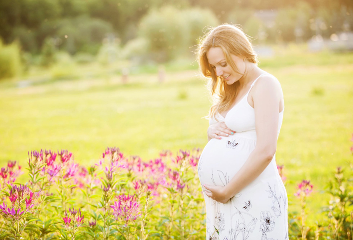 عادة سيئة خلال الحمل تُغيّر ملامح الجنين