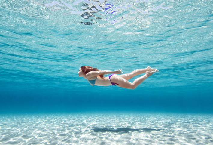 واقيات الشمس ومرطبات الجلد أبرز طرق حماية الجلد أثناء ممارسة السباحة