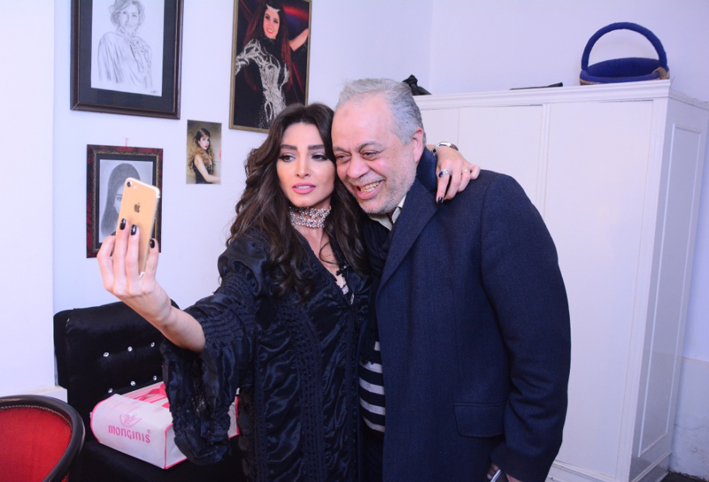 "روجينا" تحتفل بعيد ميلاد زوجها الفنان "أشرف زكي" على خشبة مسرح الهرم