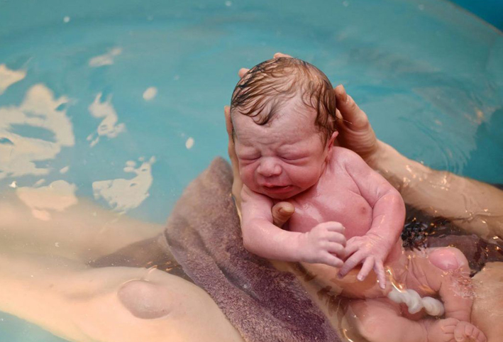 الولادة في الماء تبدو آمنة على الأم والمولود