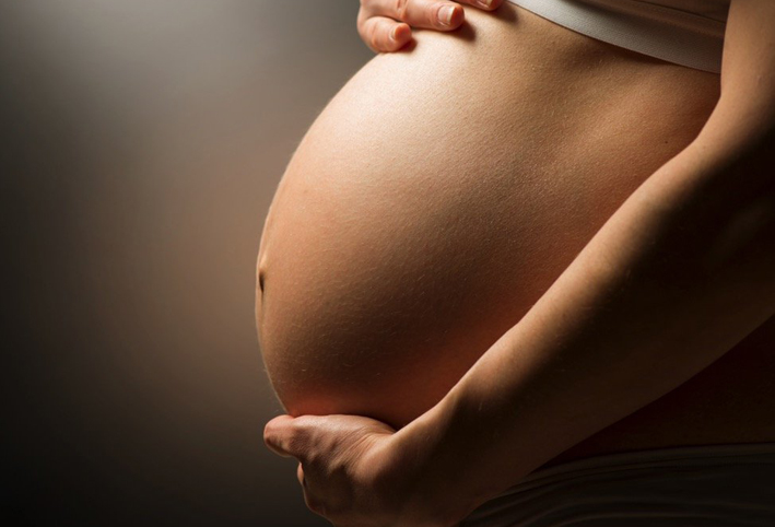 ماذا يفعل الجنين خلال فترة الحمل في بطن أمه؟