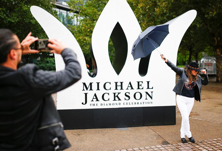 محبو مايكل جاكسون يحتفلون بعيد ميلاده الستين في لندن