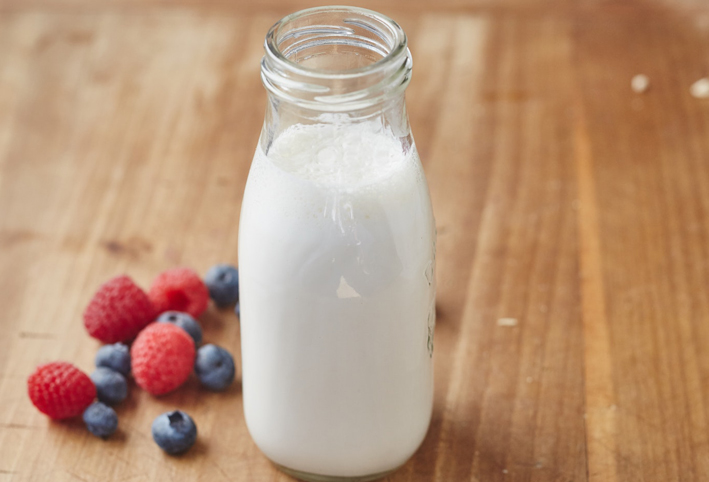 هل شرب الحليب يساعد على زيادة السعال؟