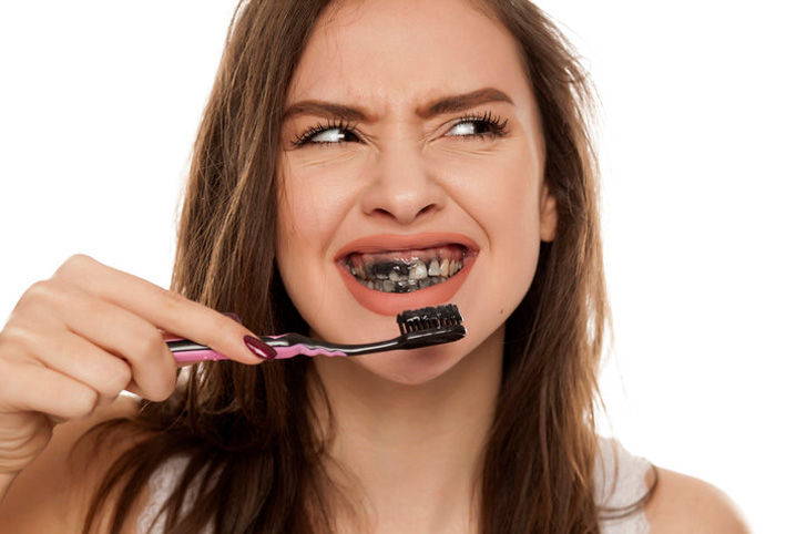 هل من الآمن تبييض أسنانك باستخدام معجون أسنان الفحم النشط؟