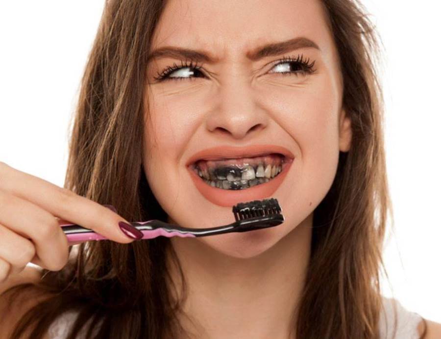 إحذر.. استخدام معجون الأسنان المصنوع من الفحم