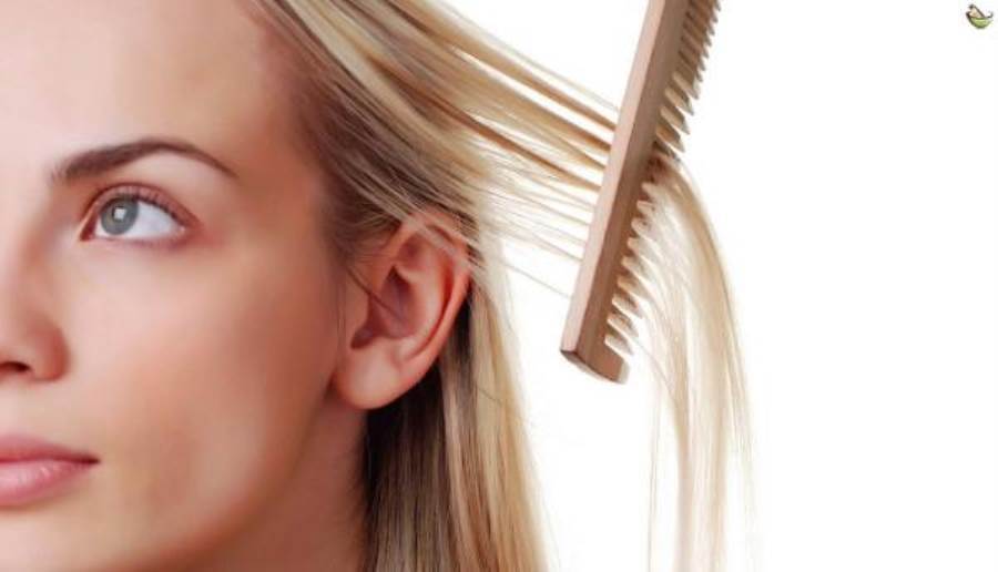 أسباب قشرة الشعر عند النساء وكيفية التخلص منها