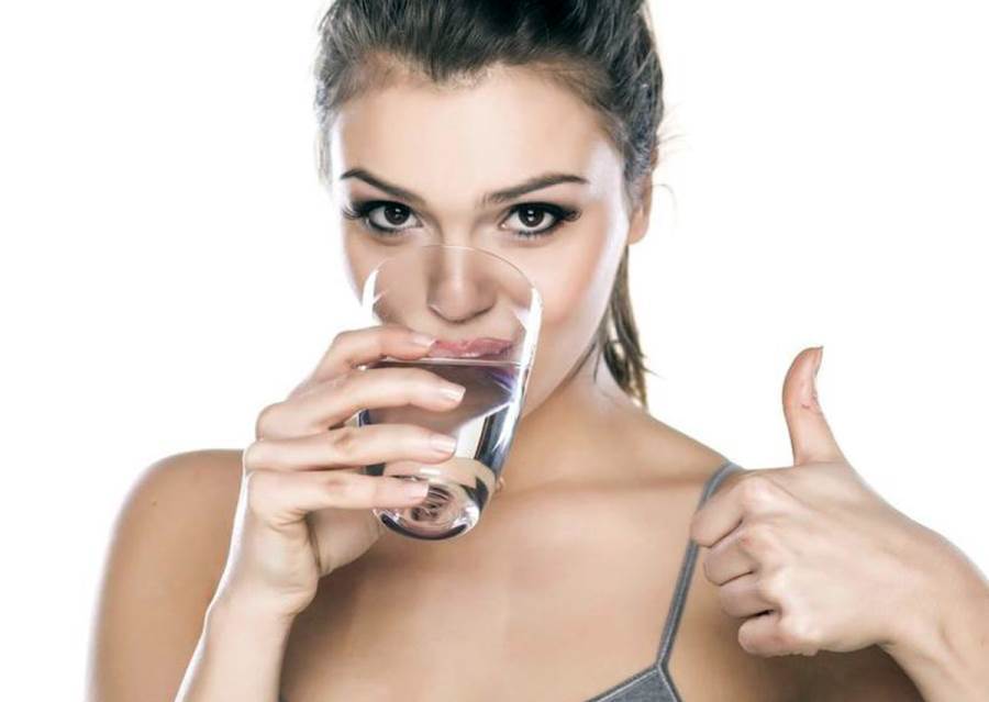 هل شرب الماء بكثرة يعمل على ترطيب البشرة بشكل أفضل؟