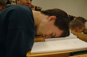 النوم اثناء المحاضرات ، مشكلة النوم اثناء المحاضرات ، الحلول العملية للتغلب علي مشكلة النوم أثناء المحاضرات