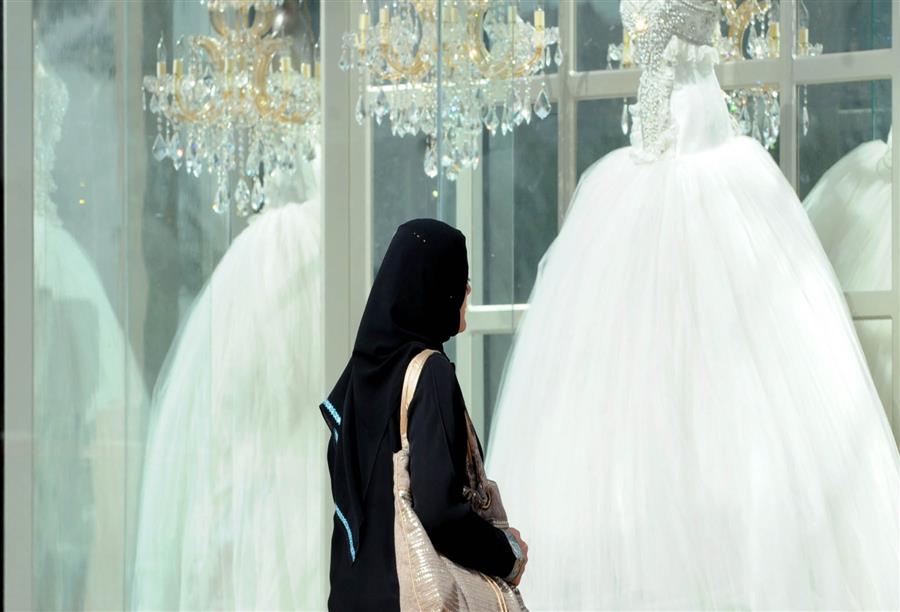 يمنية في الـ (65) تعيد حفل زفافها "انتقاما" لكرامتها