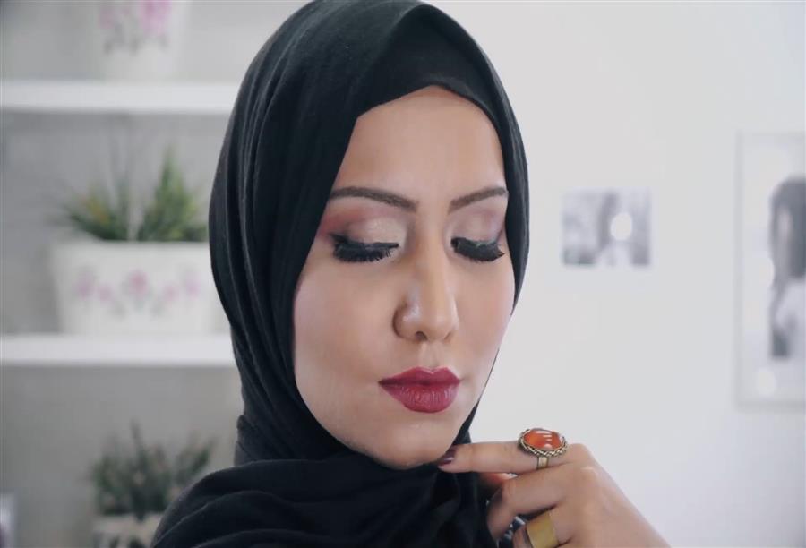 قومي بتحديد ملامح وتضاريس وجهك وسوف يكون لديك دليل لوضع ماكياج بسيط وجميل