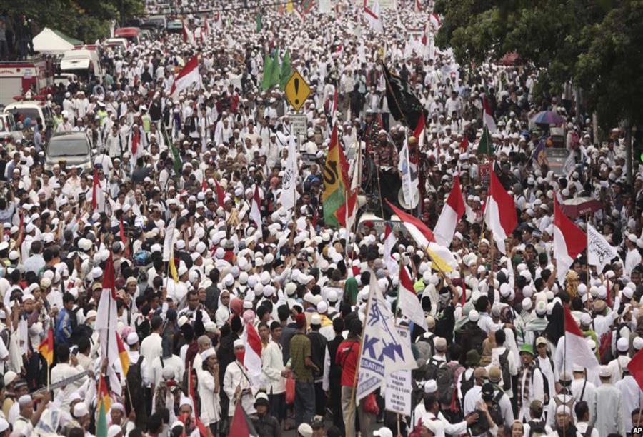 مسلمو أندونيسيا يتظاهرون  احتجاجا على توزيع "بلاي بوي" داخل البلاد في حين يحتفل مالكها بعيد ميلاده الـ 80 وسط فتيات شبه عاريات 