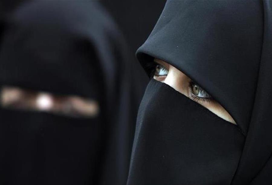 فصل معلمة مسلمة في بريطانيا من الخدمة بسبب ارتداء النقاب.
