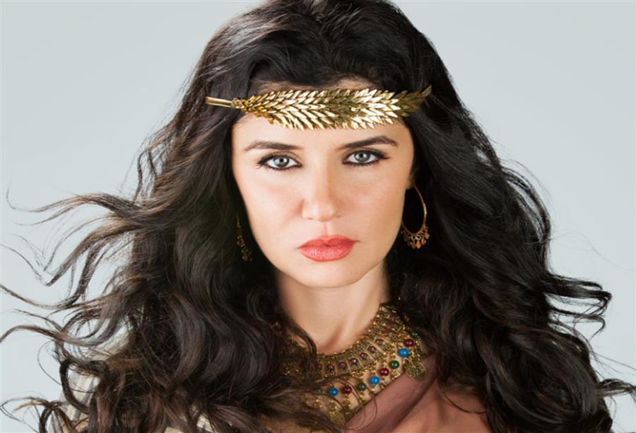 الفنانة غادة عادل تعود الي الفن بعد أنجابها أبنها الخامس.