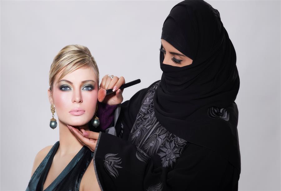 سعوديات يقتحمن مجال التجميل بدخل شهري يصل لـ7 آلاف دولار.