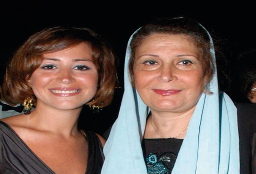 والدة منة شلبي تنفي خطبتها لـلمخرج خالد يوسف