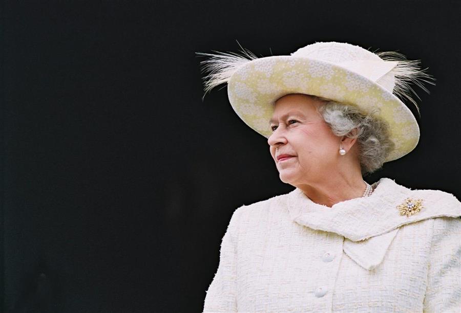 الملكة إليزابيث الثانية تطلق قناة خاصة بها  علي شبكة الانترنت .