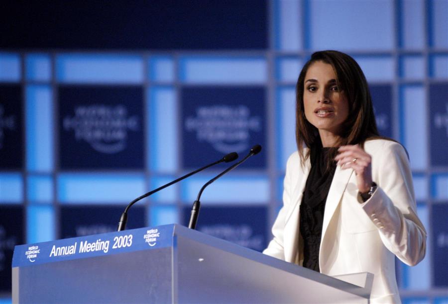الملكة رانيا تنتقد كبار المصممين بسبب العري