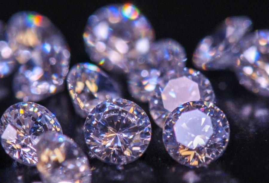 الماس يتألق في في دبي بمجموعة «أطياف المشاعر»