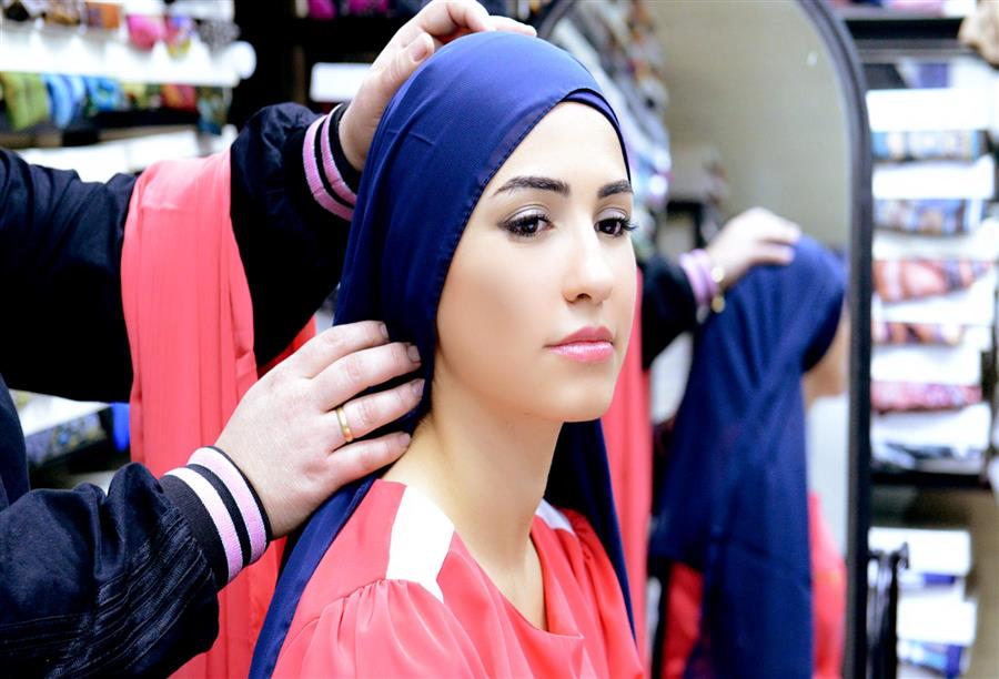 الإيشارب .. اختاريه حسب لون بشرتك وشكل وجهك ونسقي درجاته وخاماته