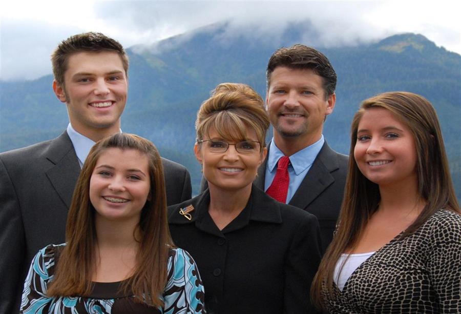 ابنة المرشحة الجمهورية لمنصب نائب الرئيس في أمريكا حامل سفاحا