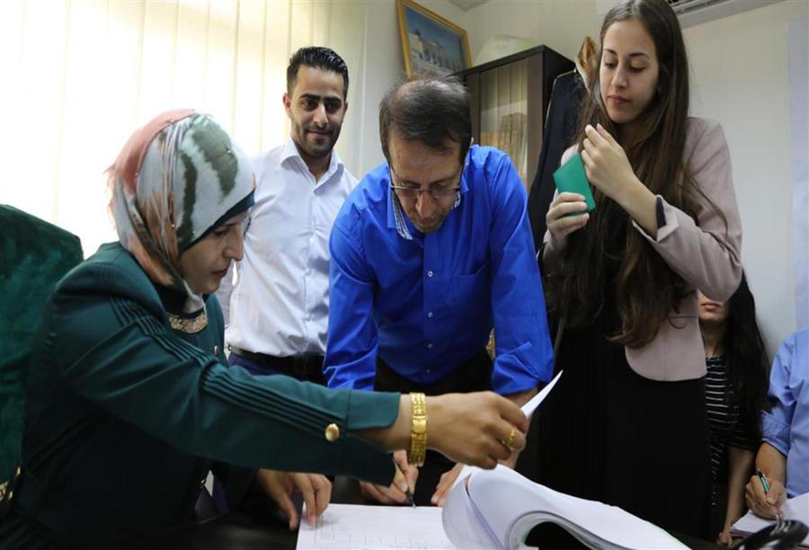 " أمل سليمان " أول مأذونة "ليس شرطا أن أمسك يد الرجال في مراسم الزواج "