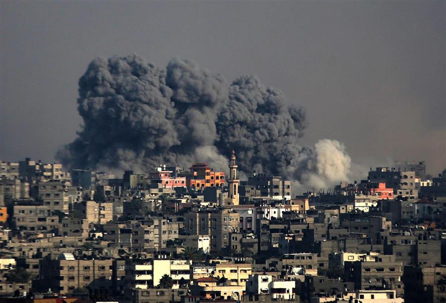 فلسطينييون بإنتظار دورهم لشراء الخبز في مخيم جباليا بغزة