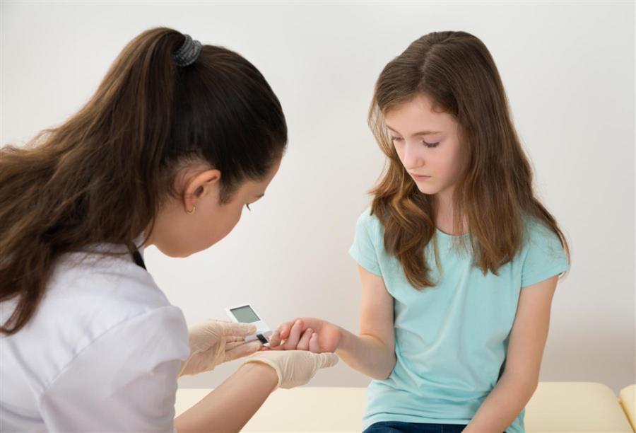 يعتقد الباحثون أنه في الأطفال الذين لديهم استعداد وراثي للإصابة بمرض السكري نوع 1