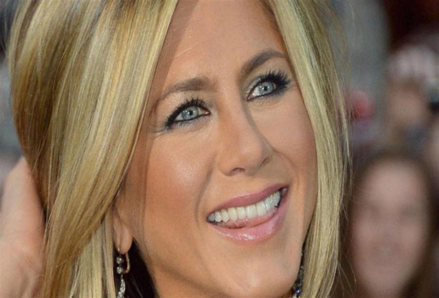 جنيفر أنيستون تنفصل عن صديقها.. وتكذب شائعات زواجهما