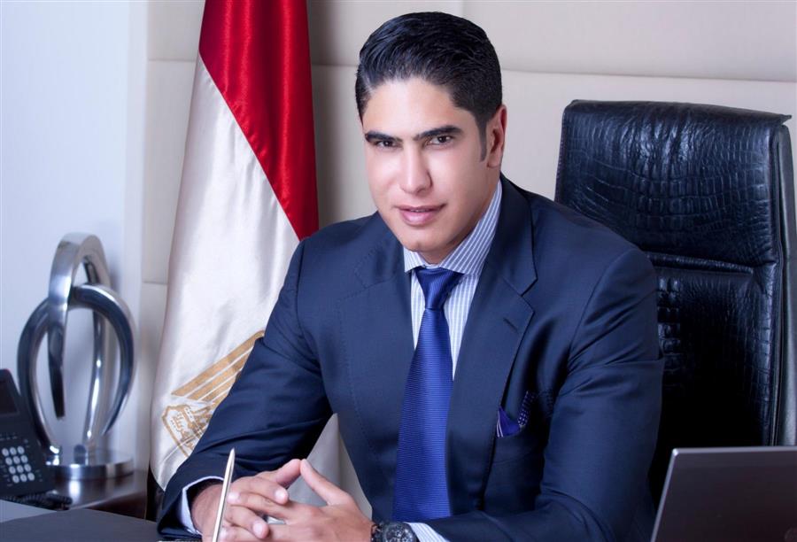 زوجة أبو هشيمة لا تدري ماذا تفعل تجاه قيام زوجها بهدم أسرة كاملة، لاسيما وأن لديه ولدين، ويعيش بسعادة بالغة