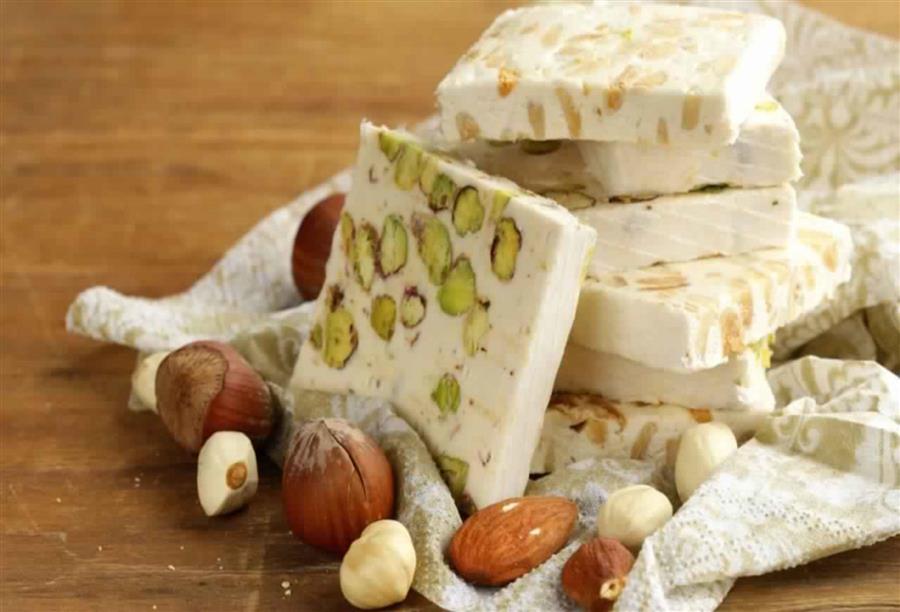 هناك عدة طرق يبتدعها التجار لجذب الزبائن لشراء الحلوى
