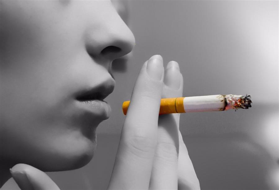 مخاطر التدخين كثيرة منها تشقق الأغشيه الفمية والشفتين والتهابات اللثة
