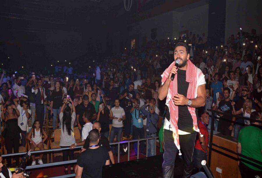 الشاب لحظة سجوده على المسرح الذي غنى عليه تامر حسني والمطرب يعتبرها شكرًا لله بعد إنقاذه من الموت