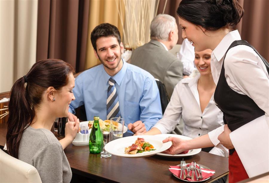 5 خطوات «ايتيكيت» تجنبك الحرج فى دعوات الغداء والعشاء