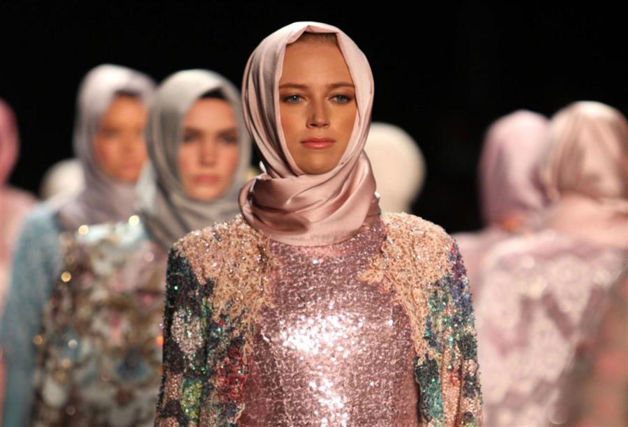 تم التأجيل بدون تحديد موعد التنفيذ، وفي الصورة كارتيكا بين أهلها بعد إطلاق سراحها
