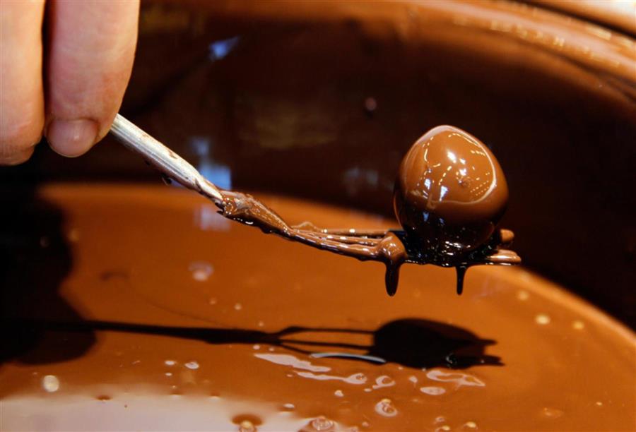 كاتب نرويجي يكشف خبايا صناعة الشوكولاته وتلوثها بالرق