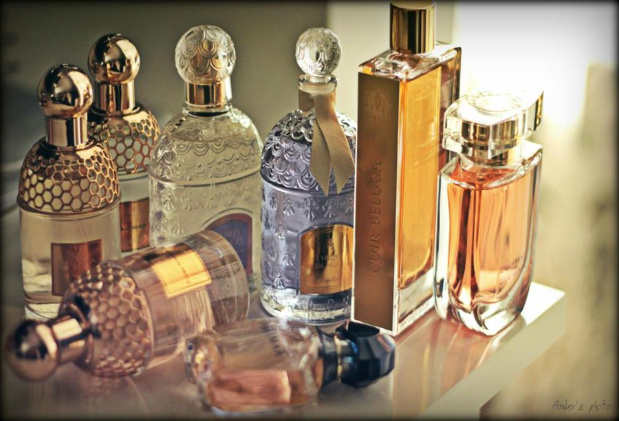 يرجع اختيار اسم "أنا" حيث سيشعر مقتنى العطر بأنه يعبّر عنه فهو ينطلق من ضمير المتكلّم أنا أما "أناها" فمن الممكن فهمه على أنّه "أنا لها" وهو ما يمنح العطرين روح التّجانس والارتباط