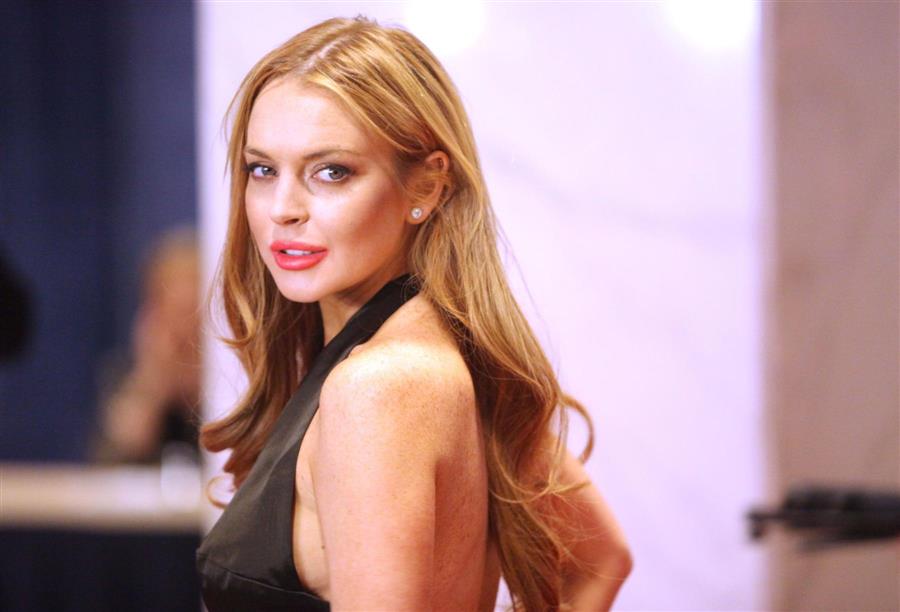 الجدل المثار حول هذا الأمر ليس لأنها أول نجمة تقوم بهذا الدور بل لأنها تقوم به لدار فرنسية عريقة قدمت «الهوت كوتير» سابقا